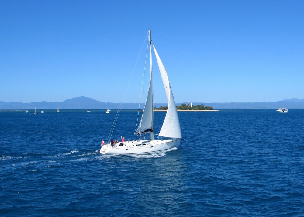 MARTINIQUE ON MACROSSAN 17/41