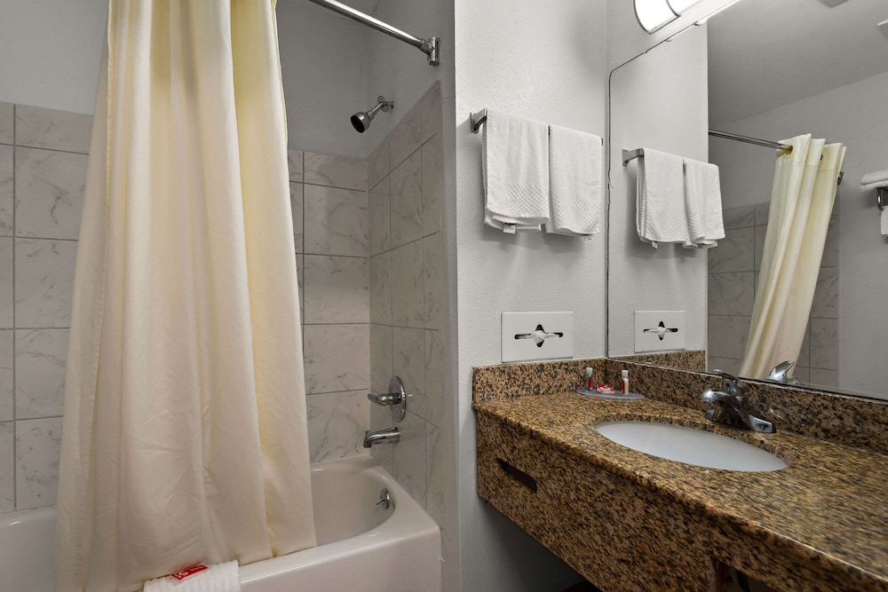 Econo Lodge Princess Anne 37/40