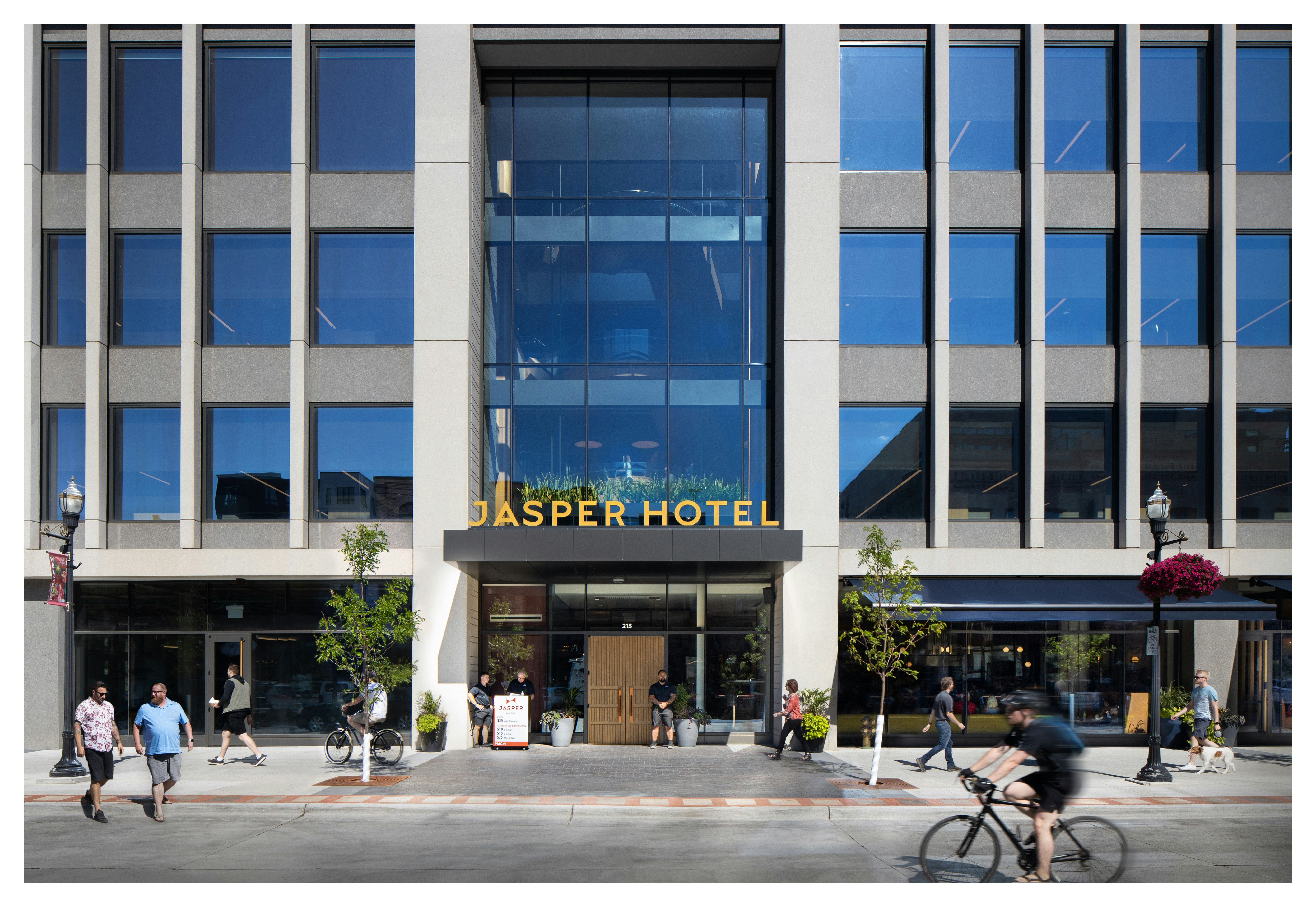 Jasper Hotel 6/40