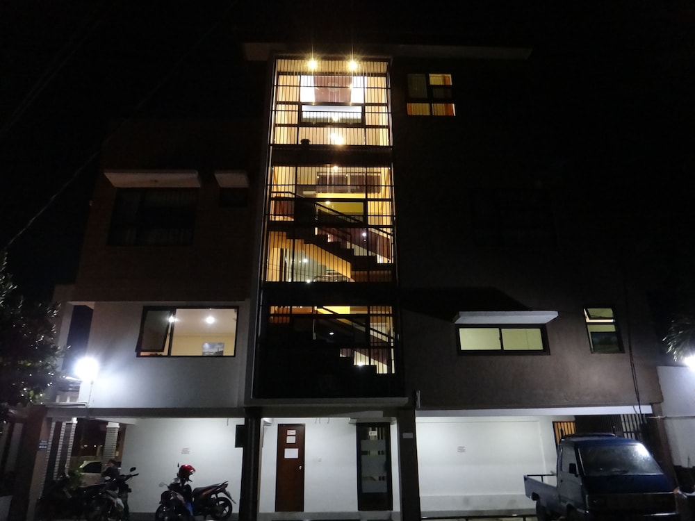 Front One Inn Malang 1/16