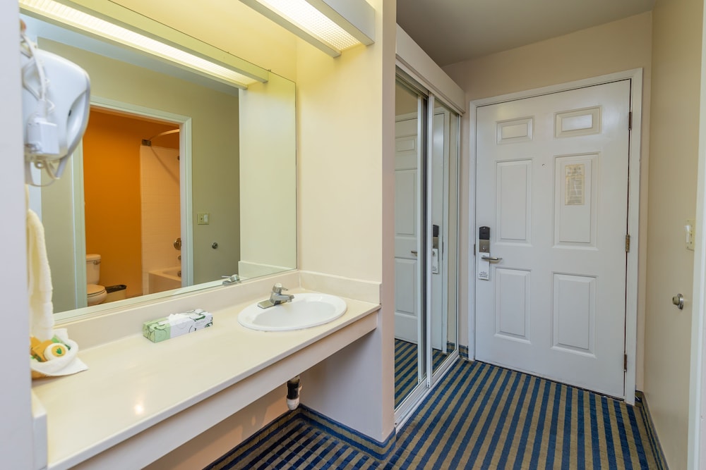 Ocean Pacific Lodge 26/40
