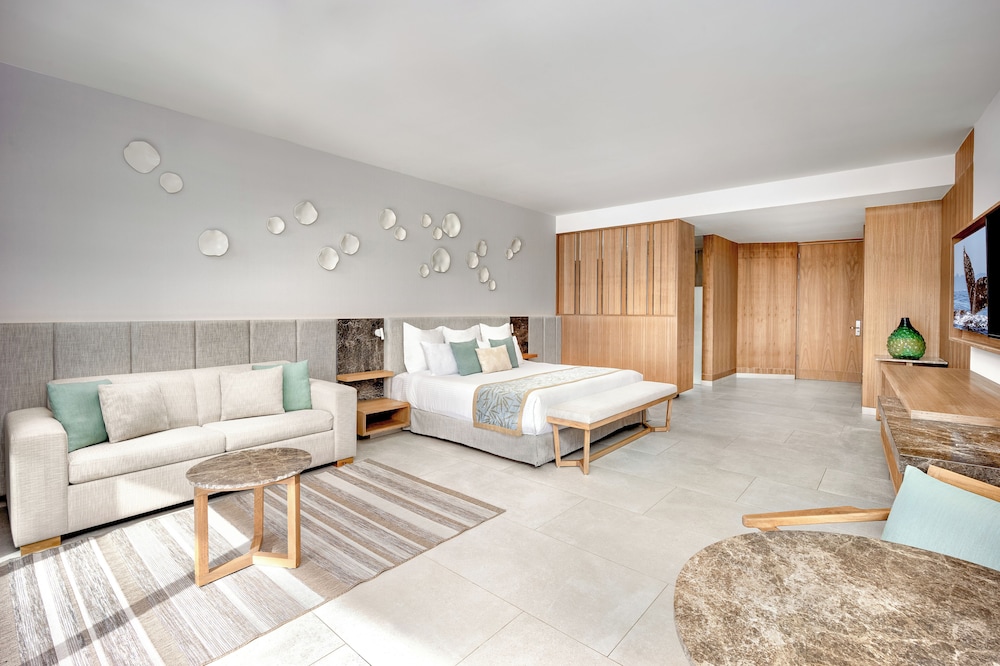 Preferred Club, Master, Suite, King Bed, Water Park View