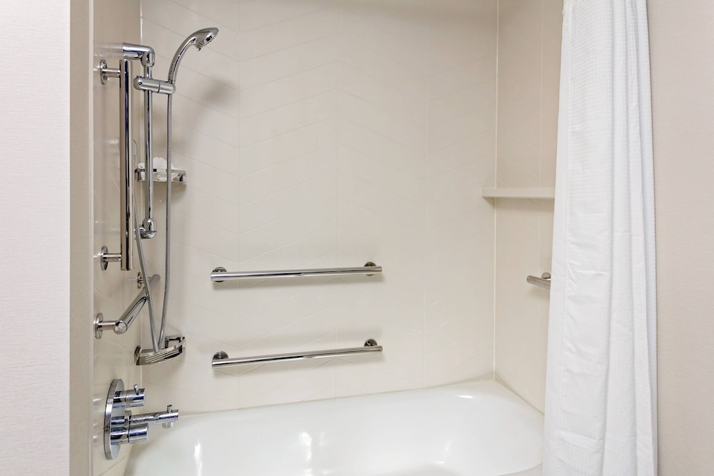 Fairfield Inn Suites Port Clinton Waterfront 10/32