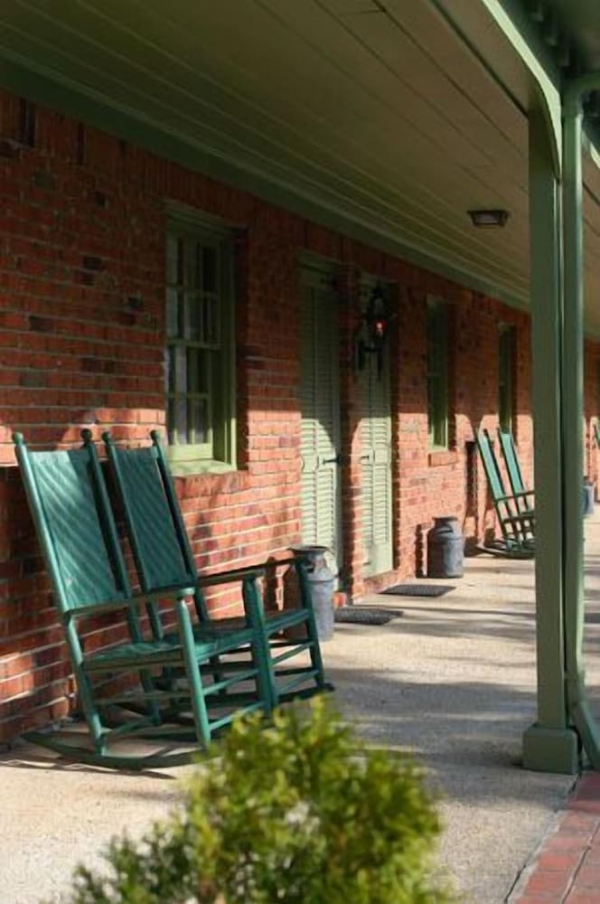 Hillwinds Inn 43/44