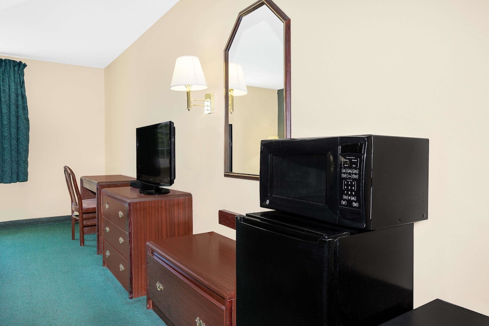 Days Inn by Wyndham Lincoln, AL 32/50