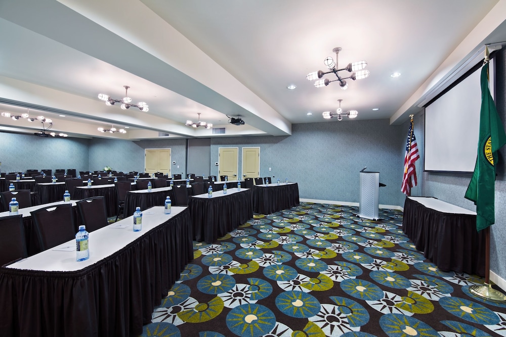 Oxford Suites Silverdale 53/59