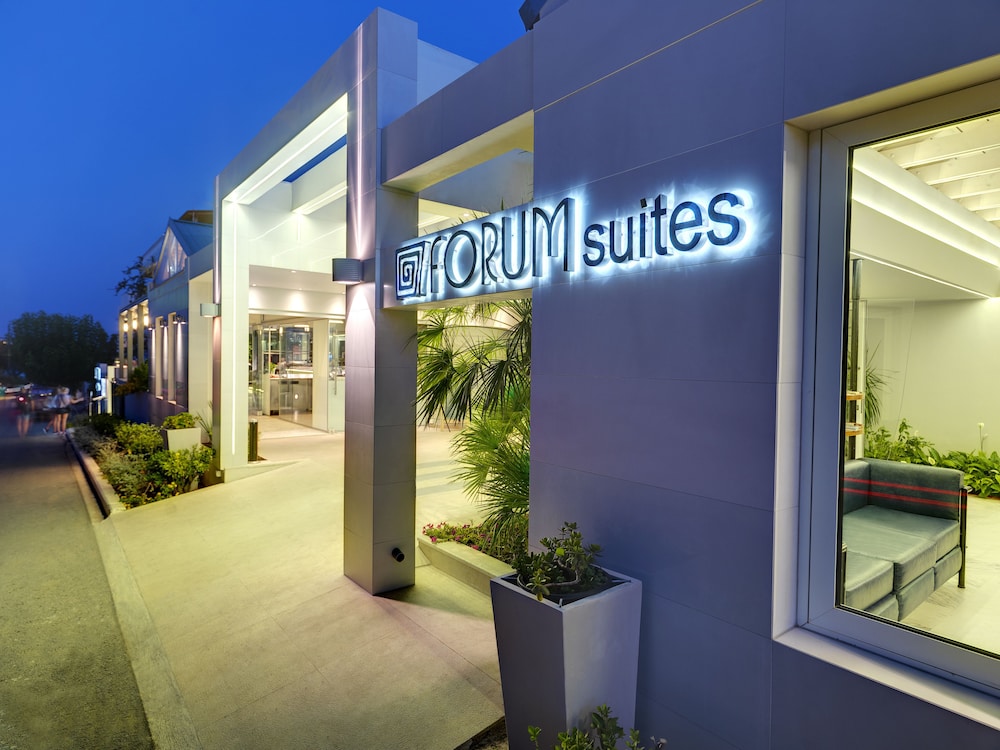 Forum Suites 4/72
