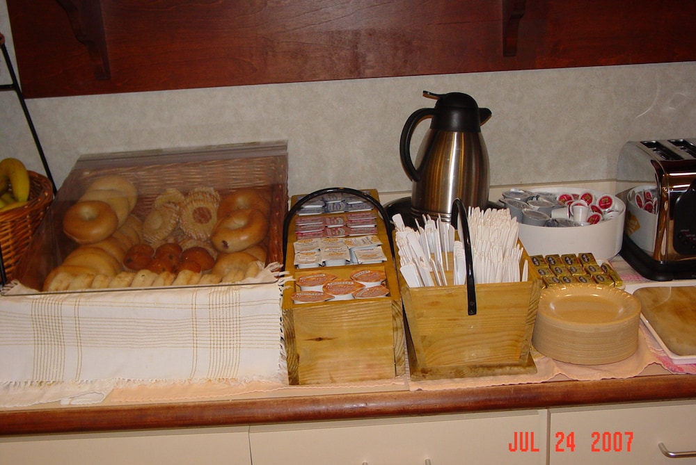Country Hearth Inn Lomira Hotel 24/48