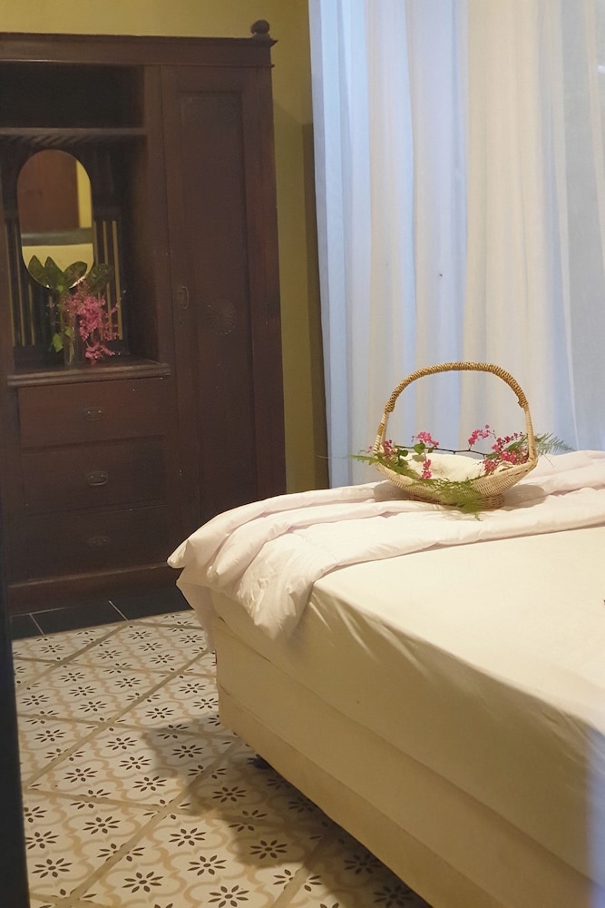 NILA HOUSE, Sharia Family Home Stay by ZUZU 24/73