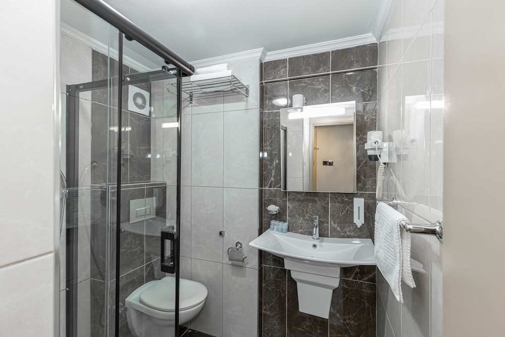 Loyal City Hotel 57/63