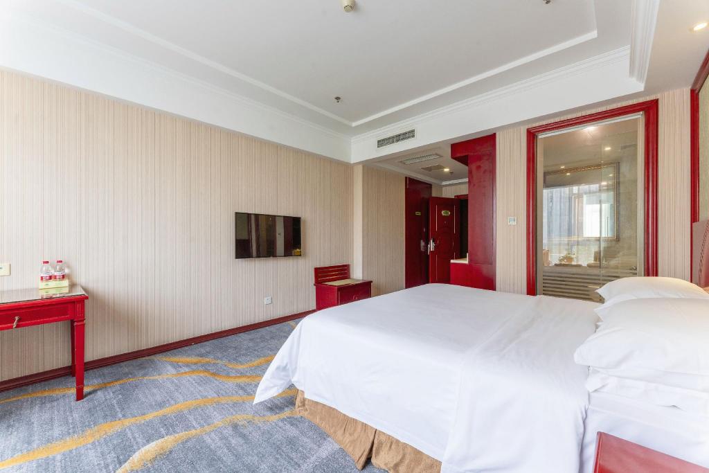 Vienna Hotel (Chongqing Changshengqiao Metro Station) 9/53