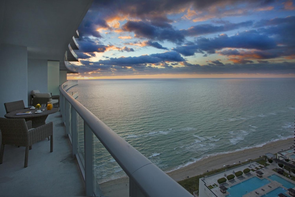 Lyfe Resort & Residences 10/66