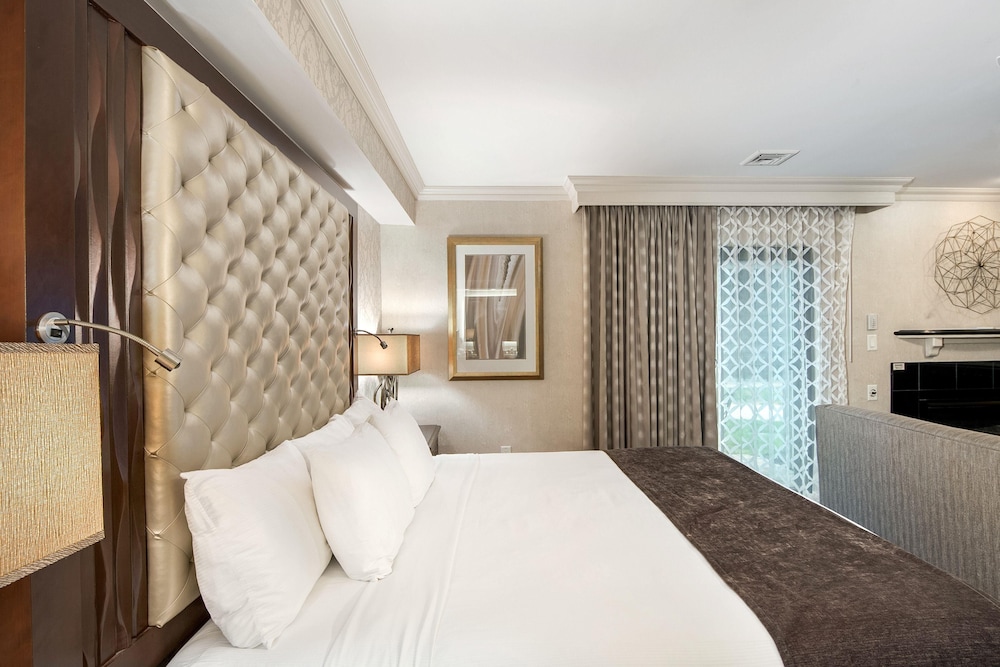 SUITE, KING BED, BUNK BEDS
