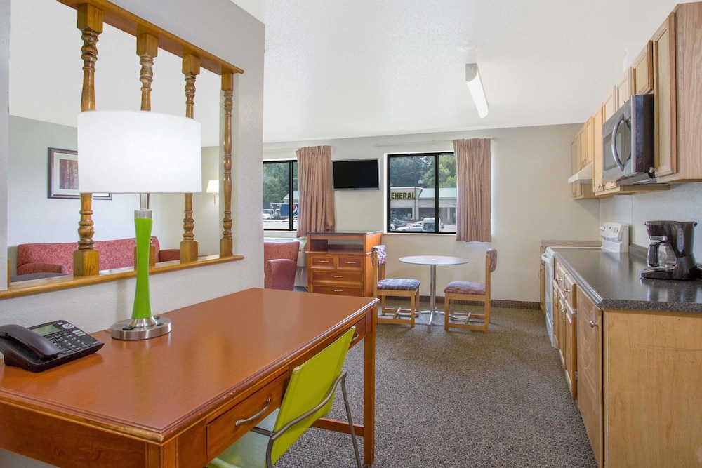 Super 8 by Wyndham South Boston VA 24/31
