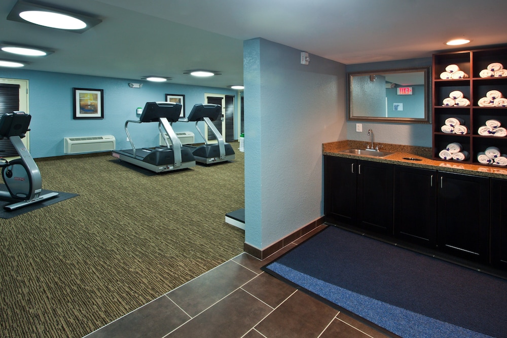 Holiday Inn Express Hotel Suites Ft Lauderdale N Exec Airport 35/76