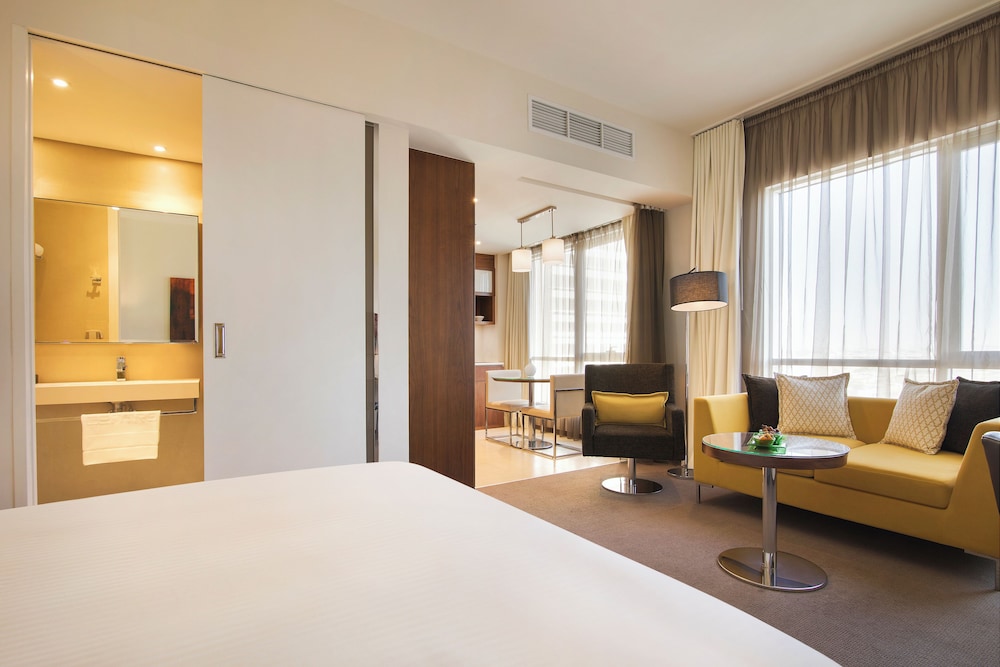 SUPERIOR, STUDIO, KING BED, KITCHENETTE