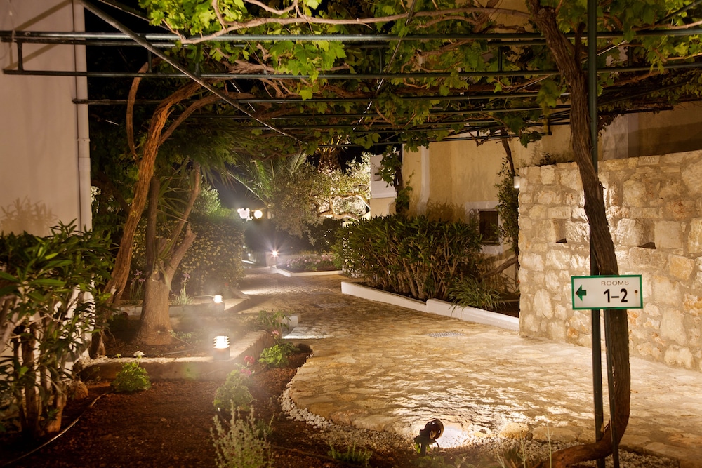 Artemis Village Apartments &amp; Studios 38/50