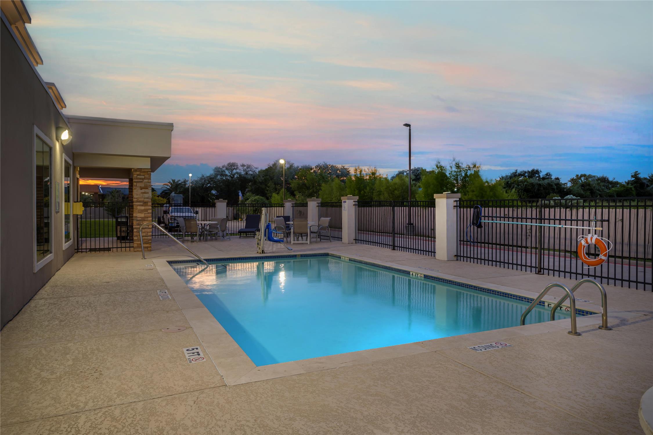 Best Western Plus Bay City Inn & Suites 43/44