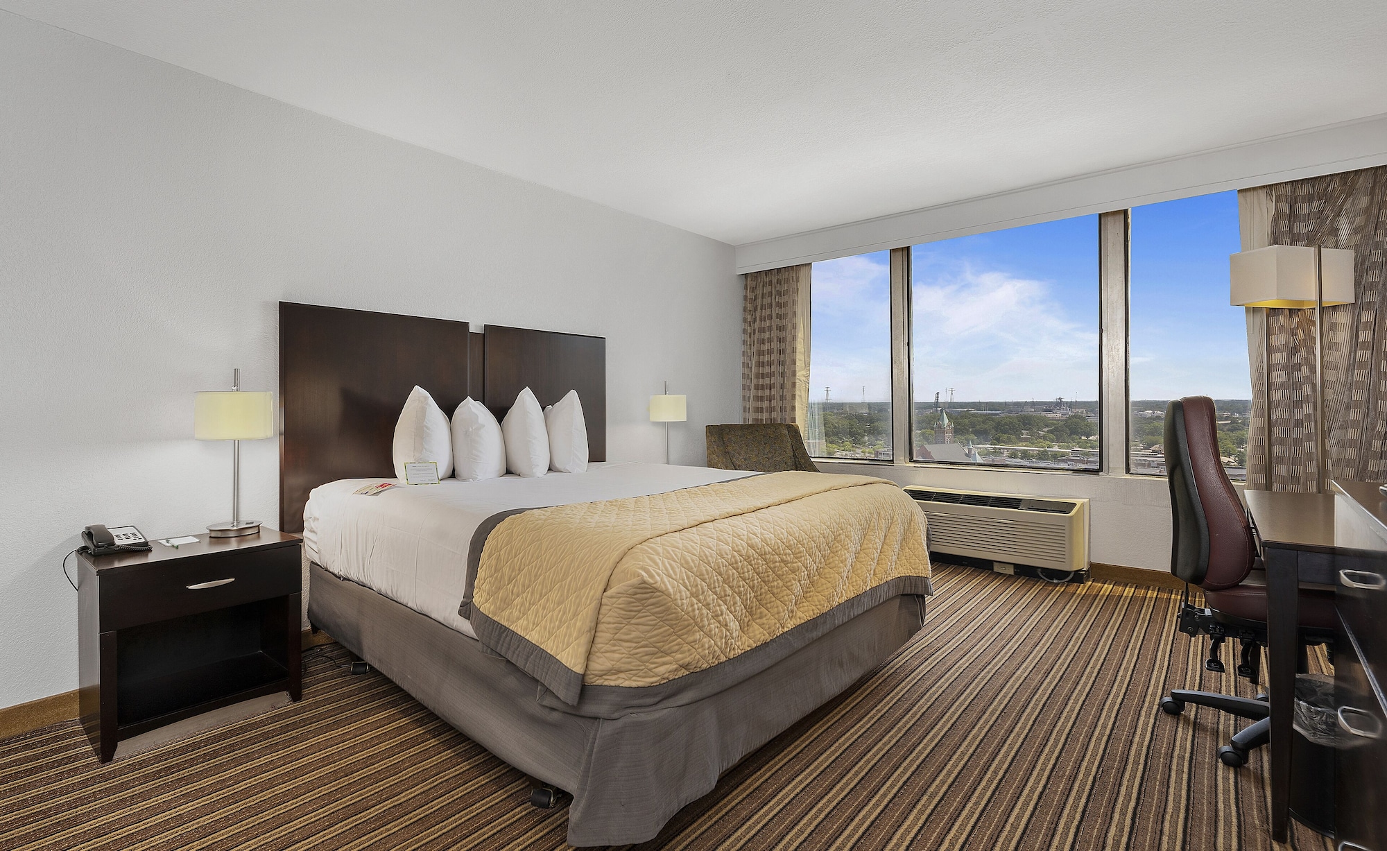 جناح جونيور بسرير كينج مع أريكة، Wyndham Garden Norfolk Downtown 4/10
