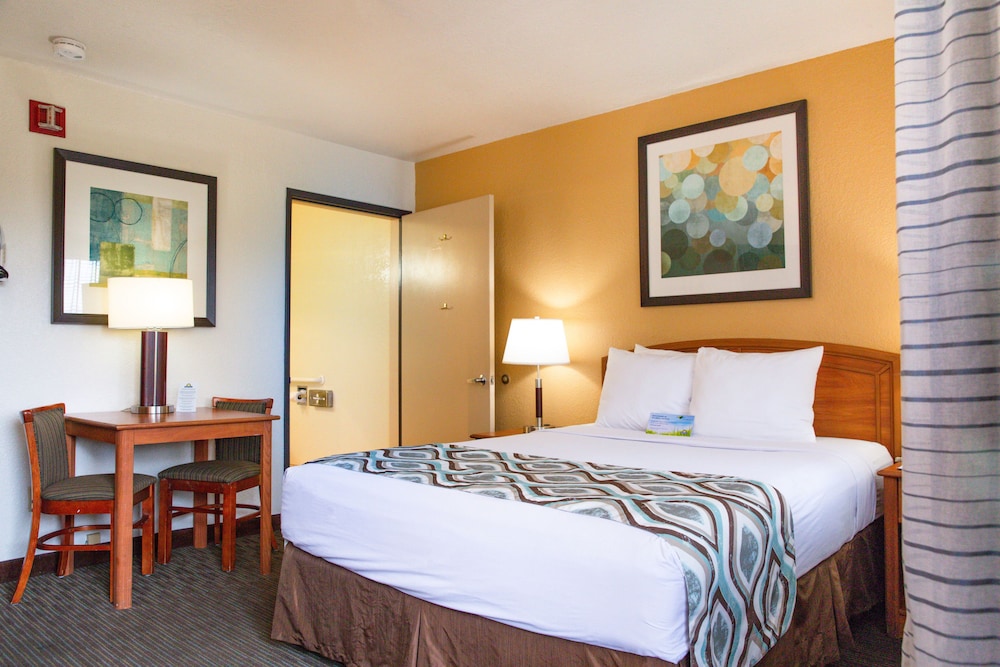 Days Inn By Wyndham Encinitas Moonlight Beach 16/46