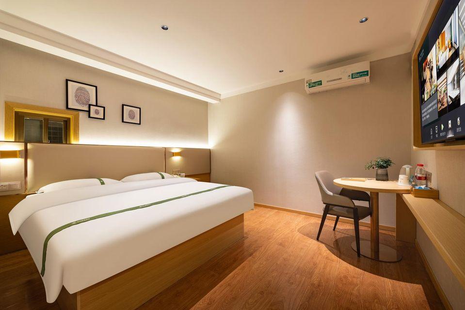 ROOM, QUEEN BED
