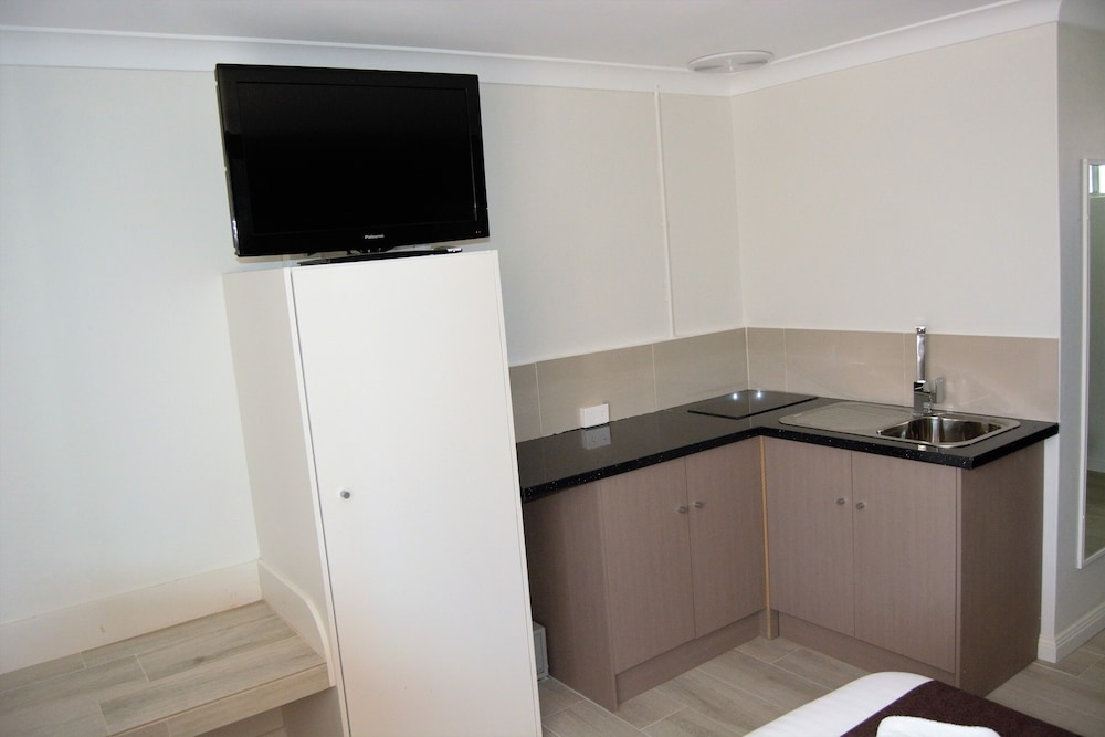Civic Motor Inn Cowra 55/71