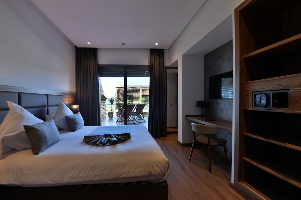 SUPERIOR, SUITE, KING BED, SOFA