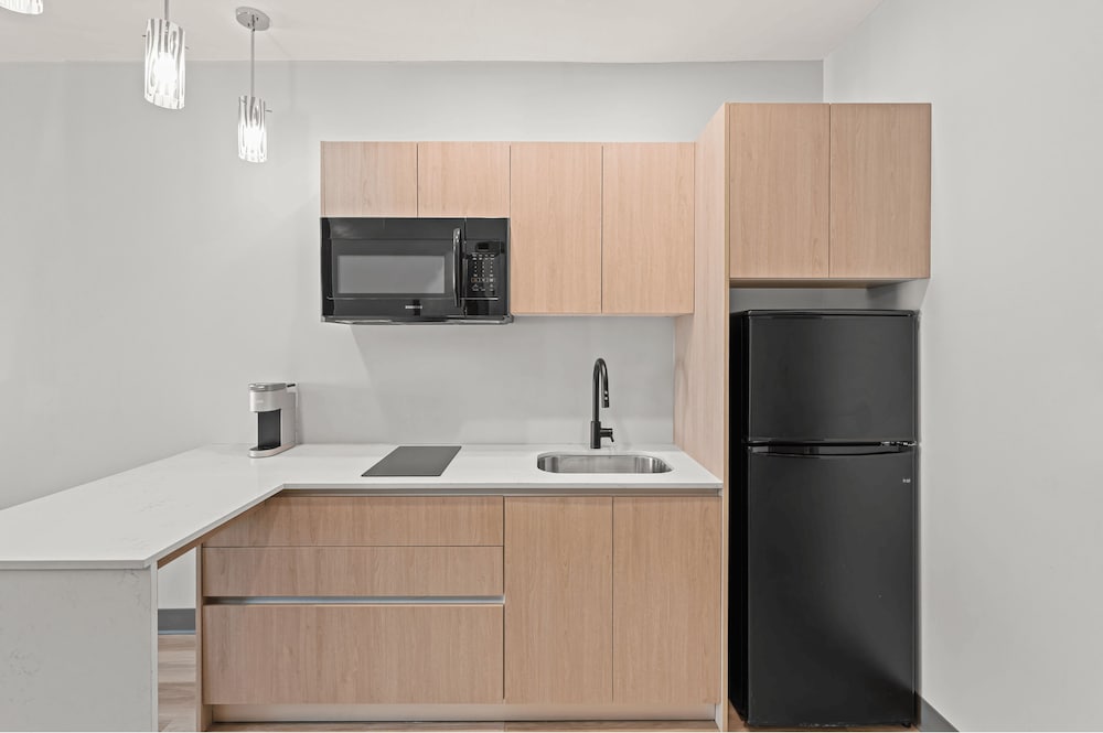 Home Inn and Suites Regina Airport 64/68
