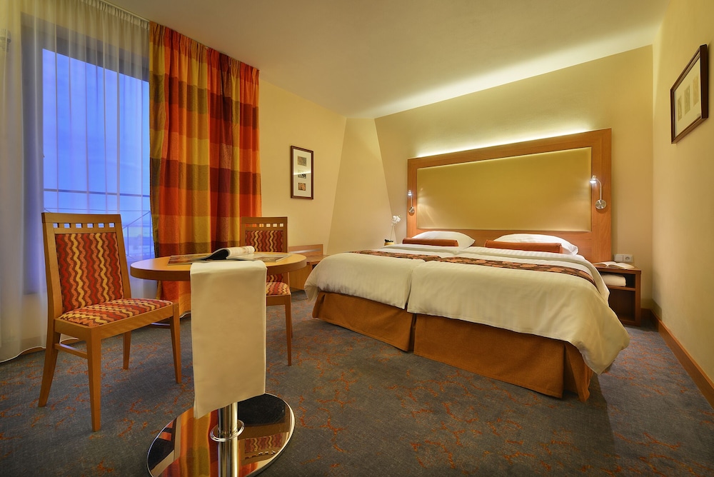 MAXIMILIAN LIFESTYLE RESORT 4/50