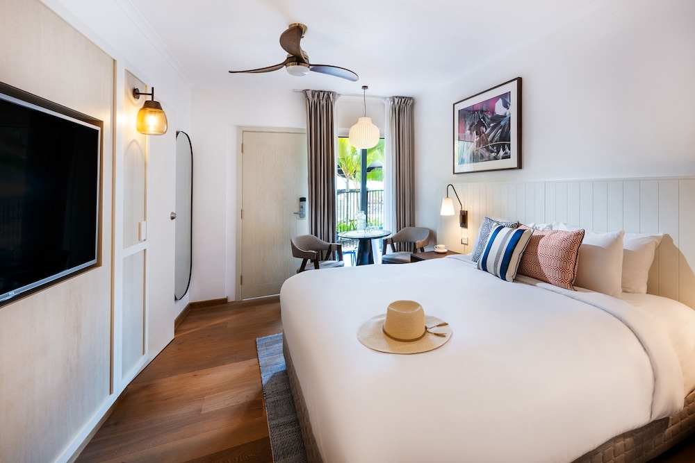 2 BEDROOMS, SUITE