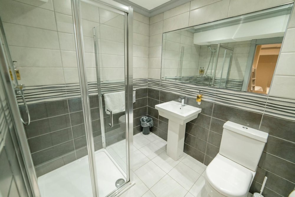 1 BEDROOM, BASIC, DOUBLE OR TWIN BED