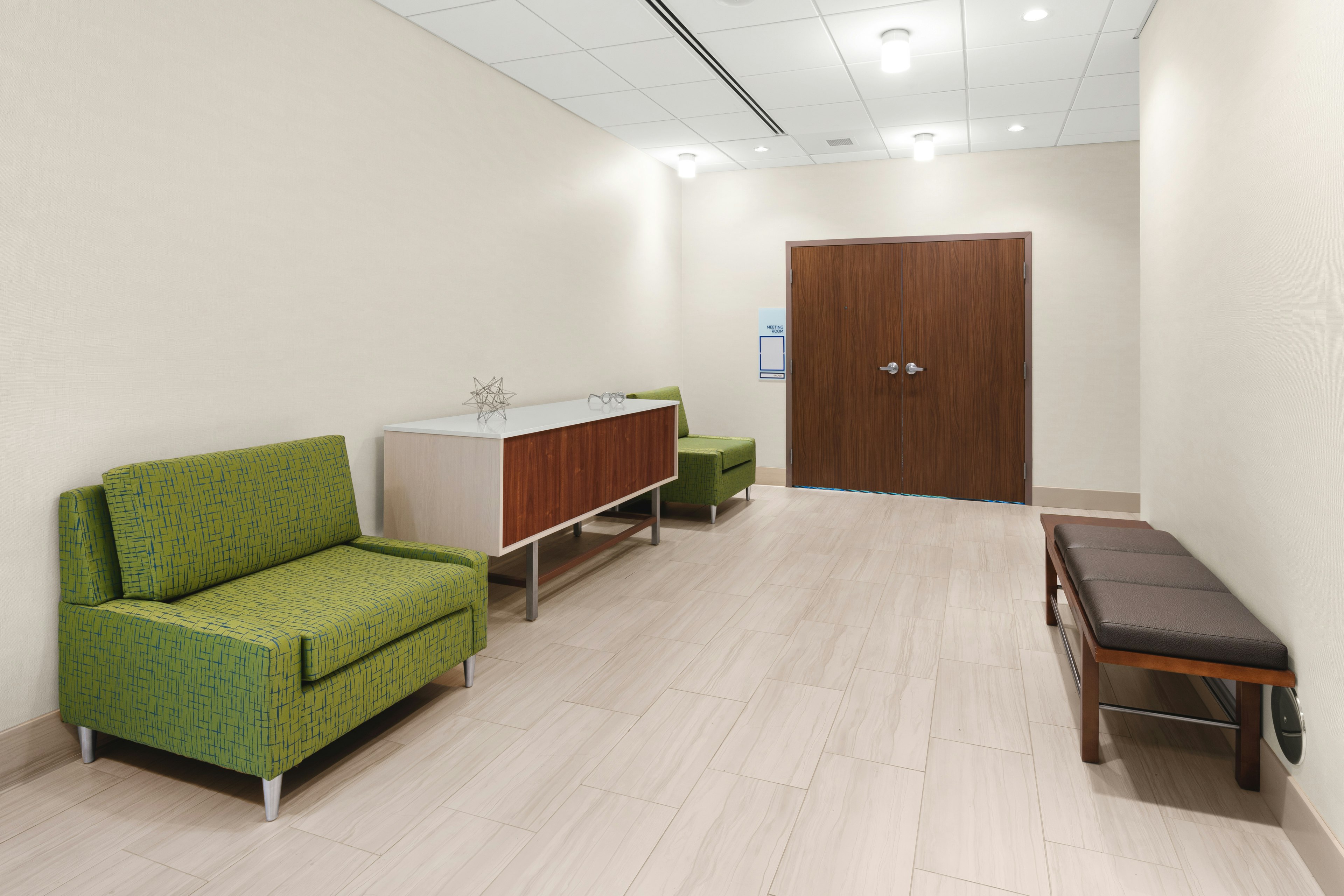 Holiday Inn Express & Suites Suisun City 48/70