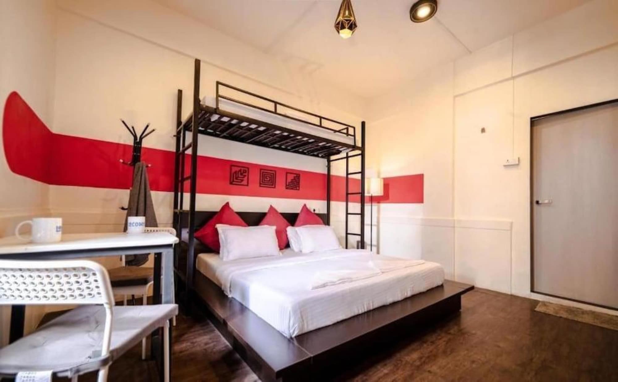 غرفة بريميوم بسرير كينج وسرير بطابقين، Locomo Hostel - Mumbai Airport 2/2