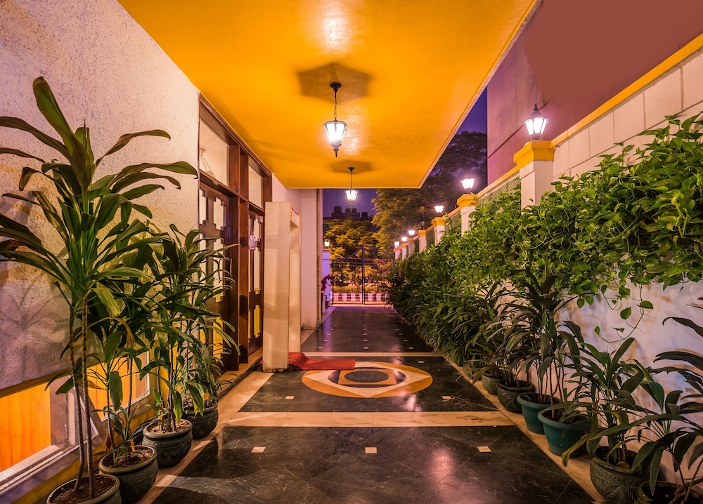 Home@F37 Kailash Colony Metro 68/69