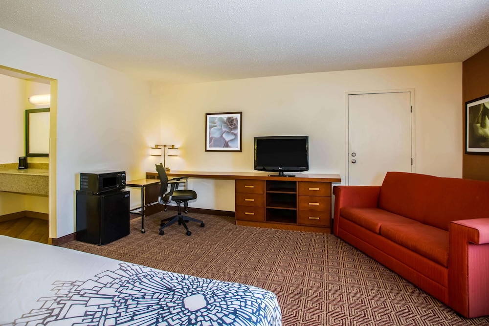 Baymont by Wyndham Columbia, MO 12/23