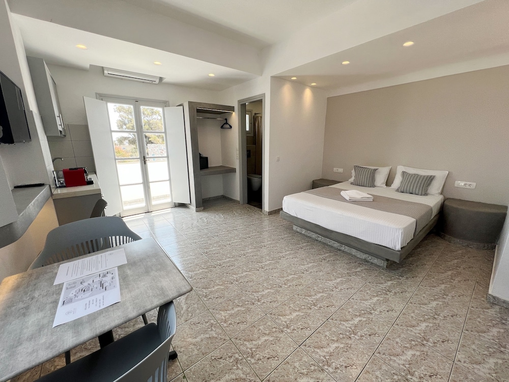 Studio, Queen Bed