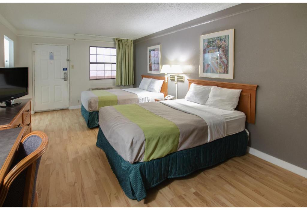 2 Full Beds Non-Smoking, Kitchen