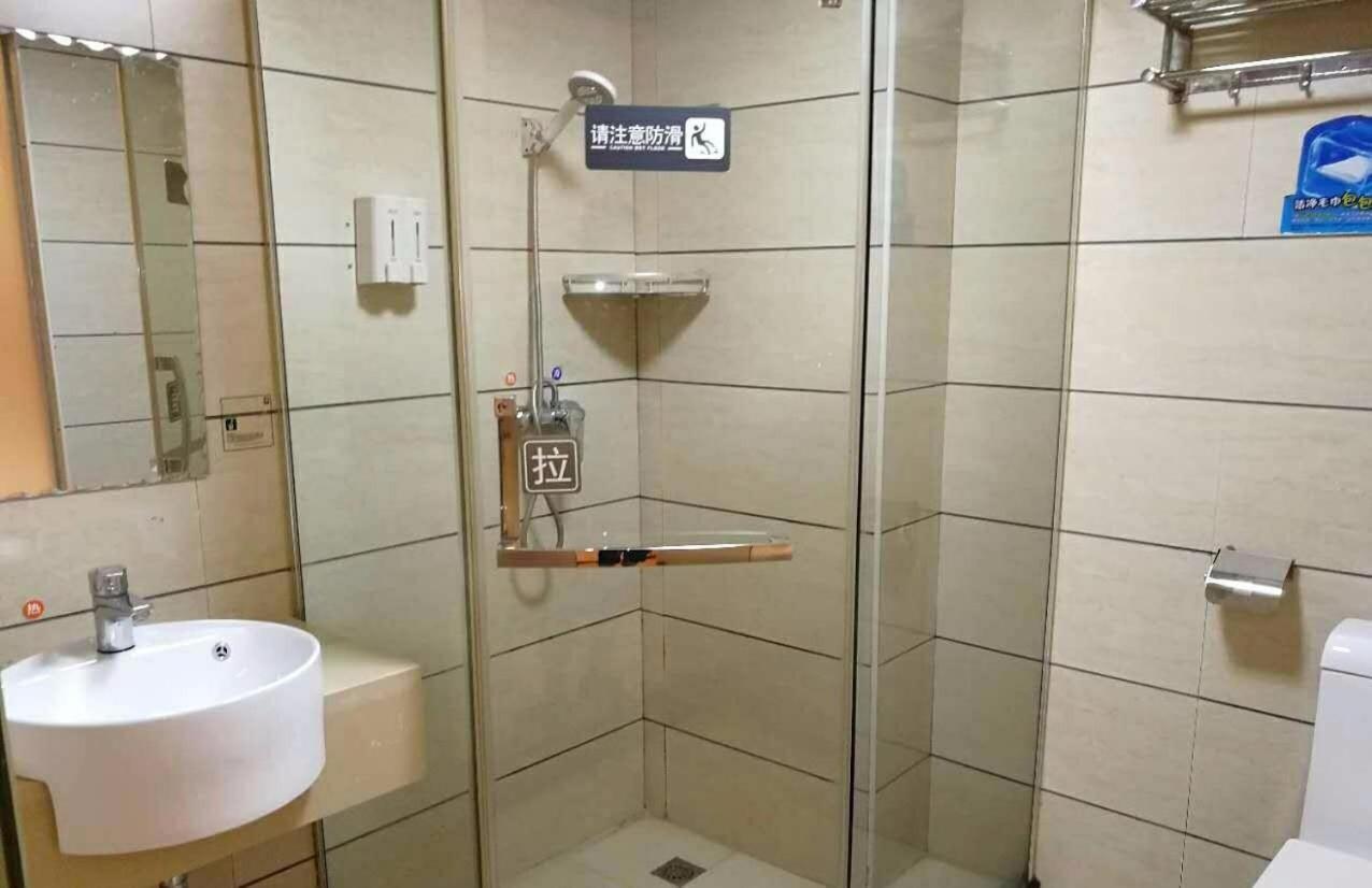 7 Days Inn (Changsha Yinpenling Liugoulong Metro Station) 40/44