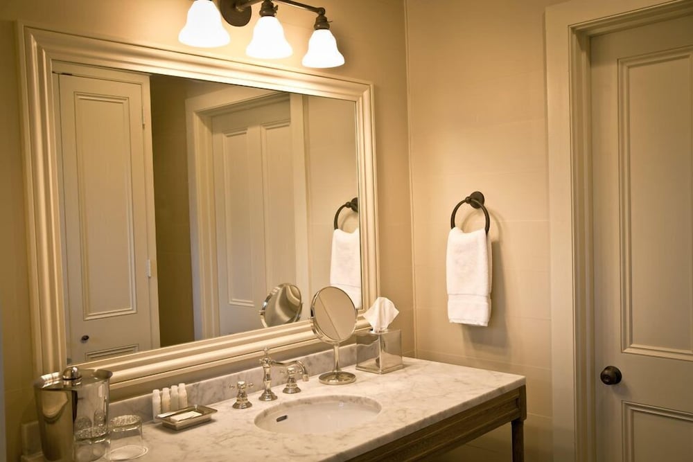 Dunleith Historic Inn 53/57