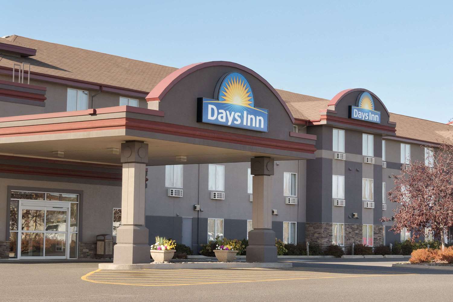 Days Inn & Suites by Wyndham Thunder Bay 1/9