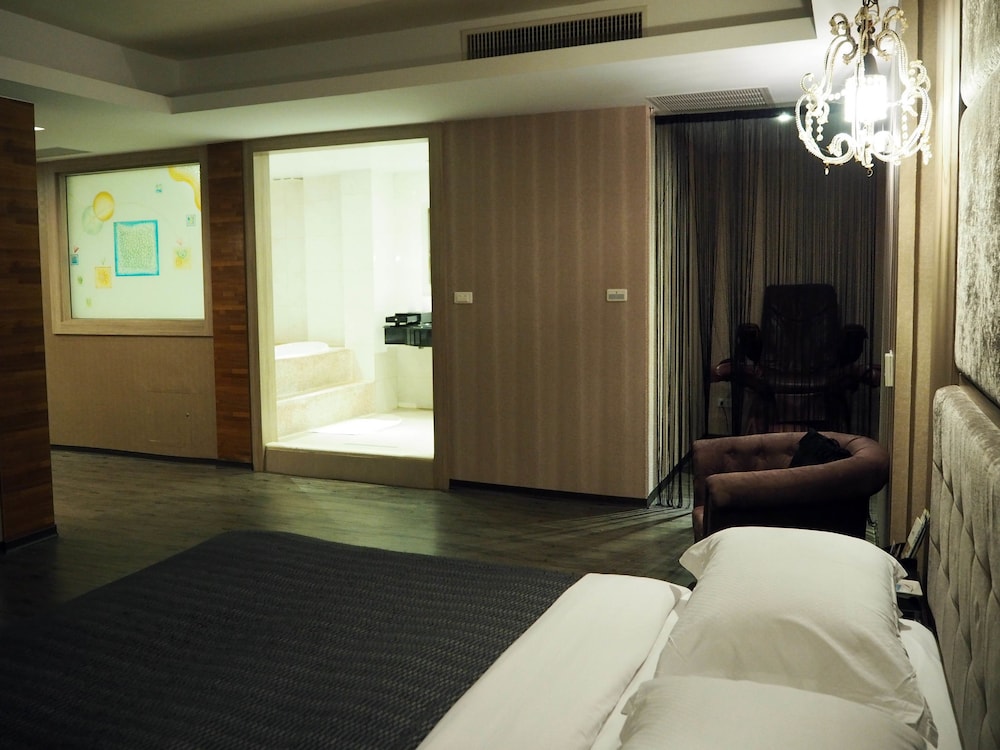 The Riverside Hotel & Motel 48/49
