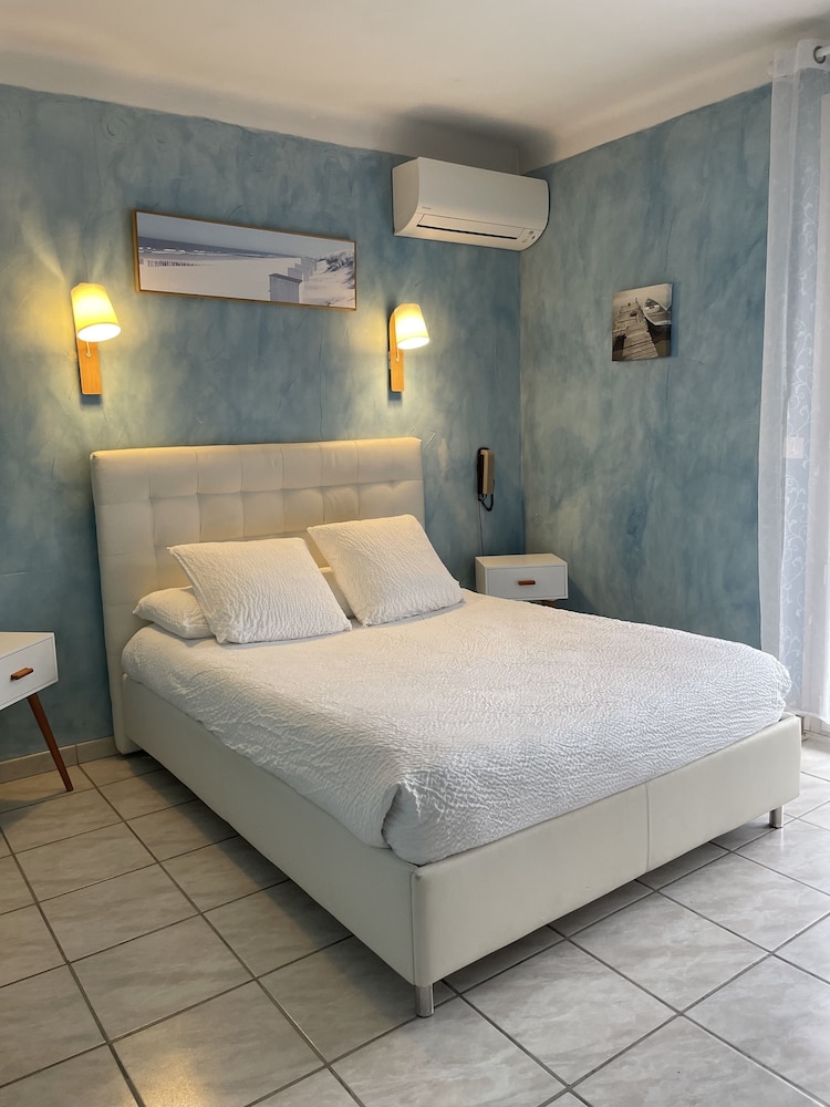 HOTEL LE CLEMENT V 33/66
