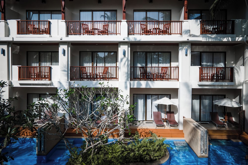 Apsara Beachfront Resort and Villa in TAKUA PA