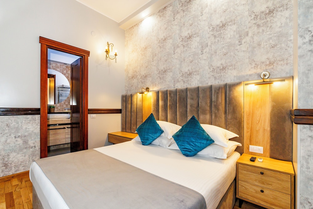 Room, King Bed, La Strada Boutique Villa 2/10