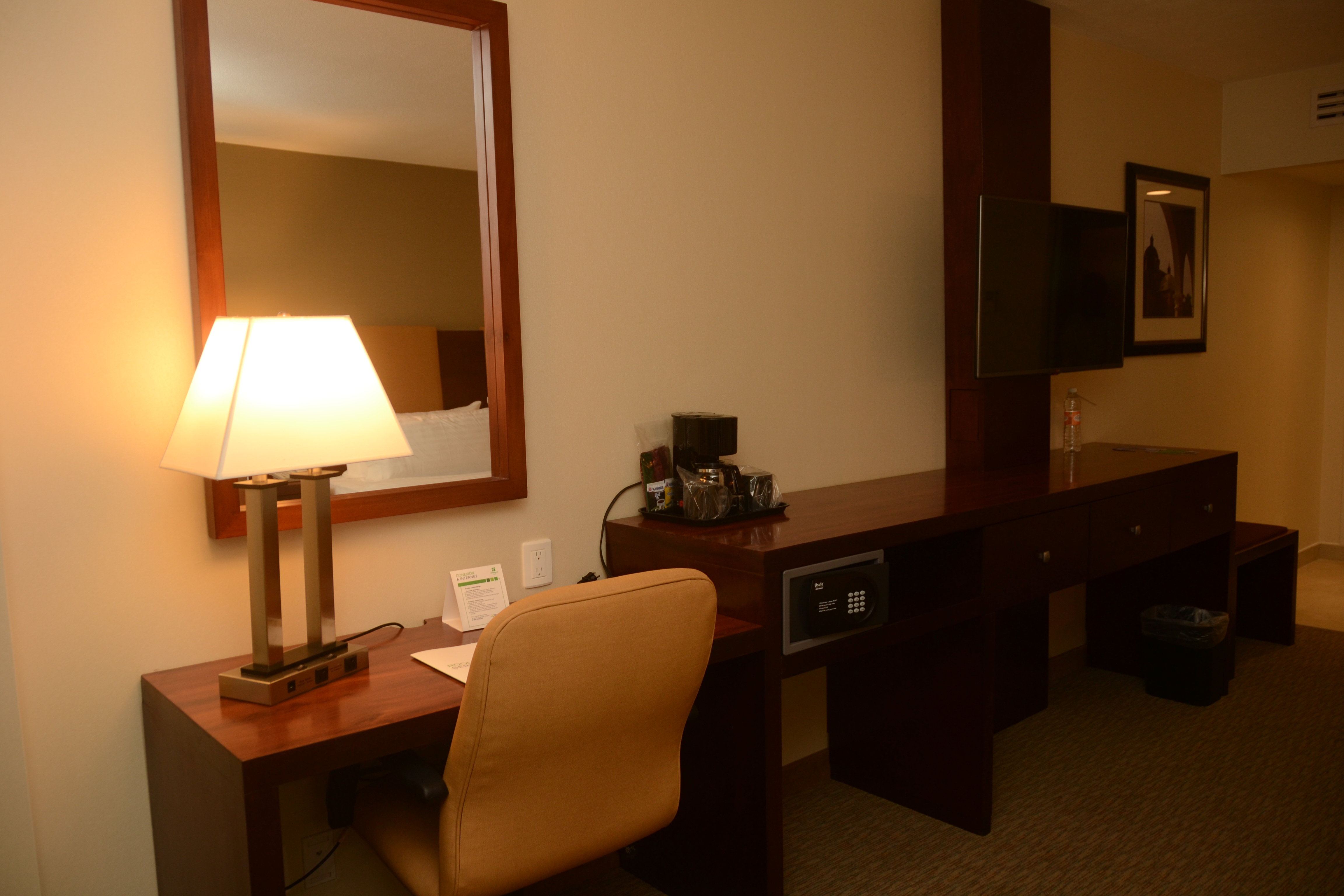 Holiday Inn Hotel & Suites Hermosillo Aeropuerto 12/50