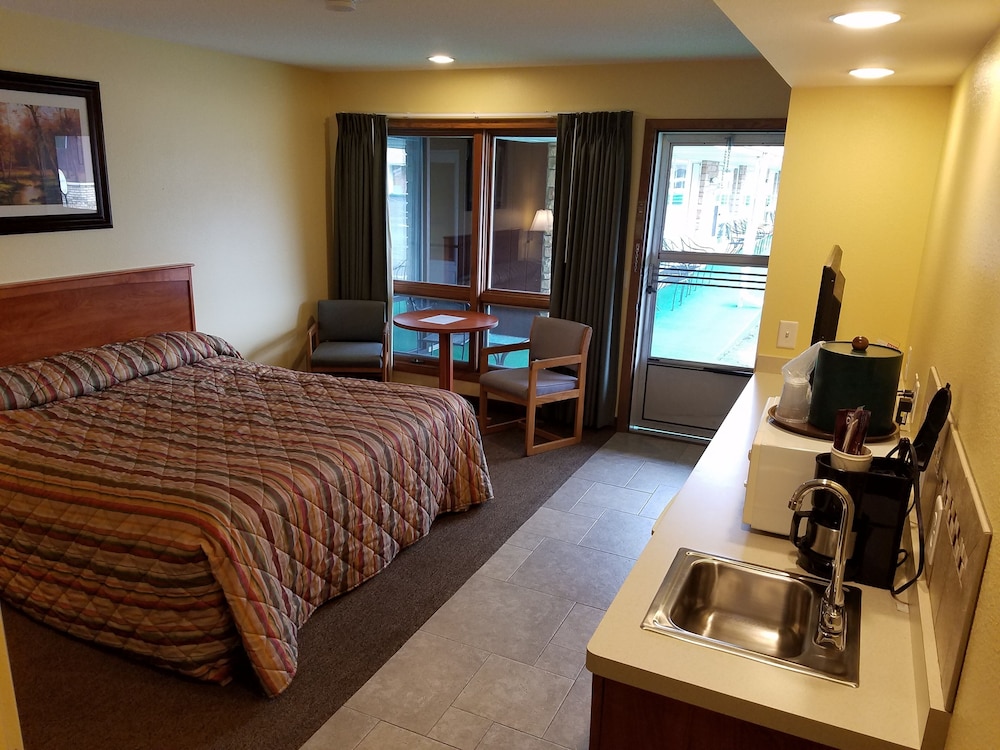 Park, King Bed, Pool Side