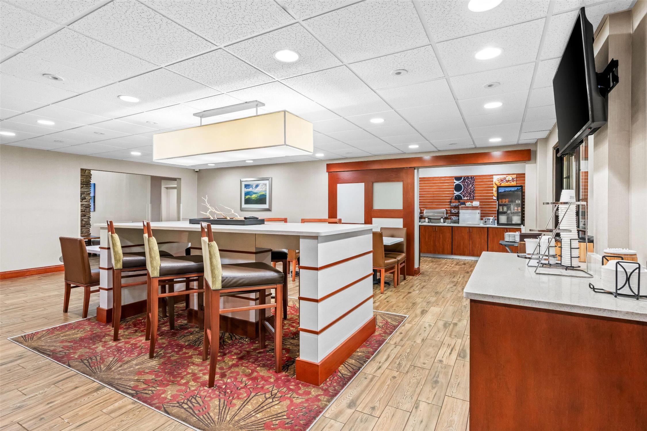 La Quinta Inn & Suites by Wyndham Boone University 44/63