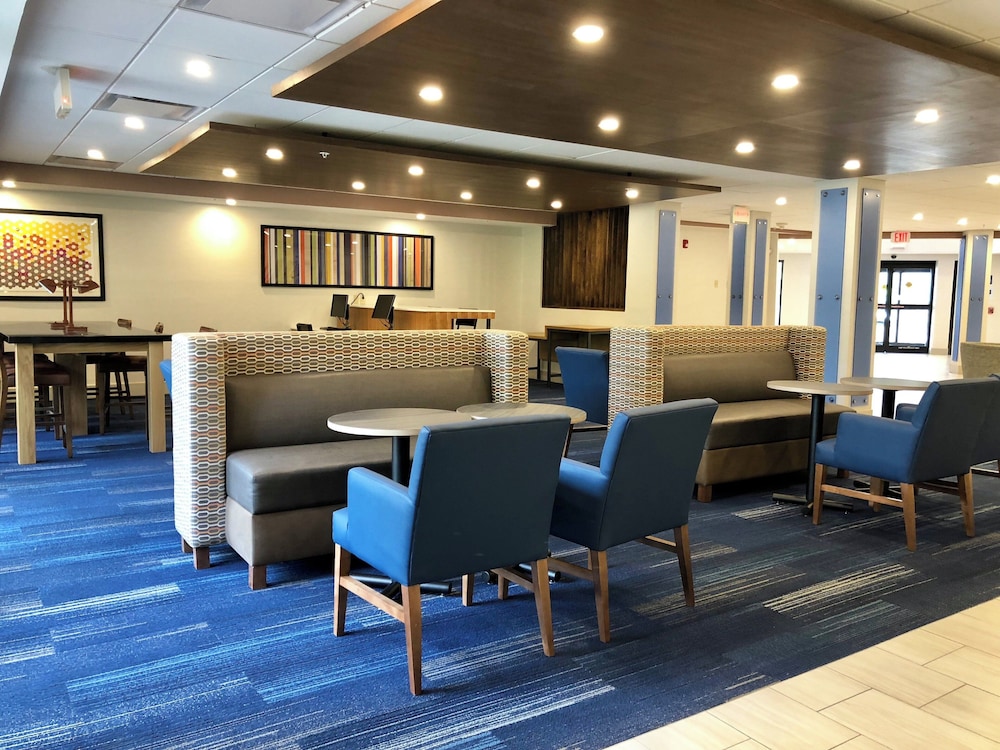 Holiday Inn Express & Suites Great Barrington Lenox Area 28/40