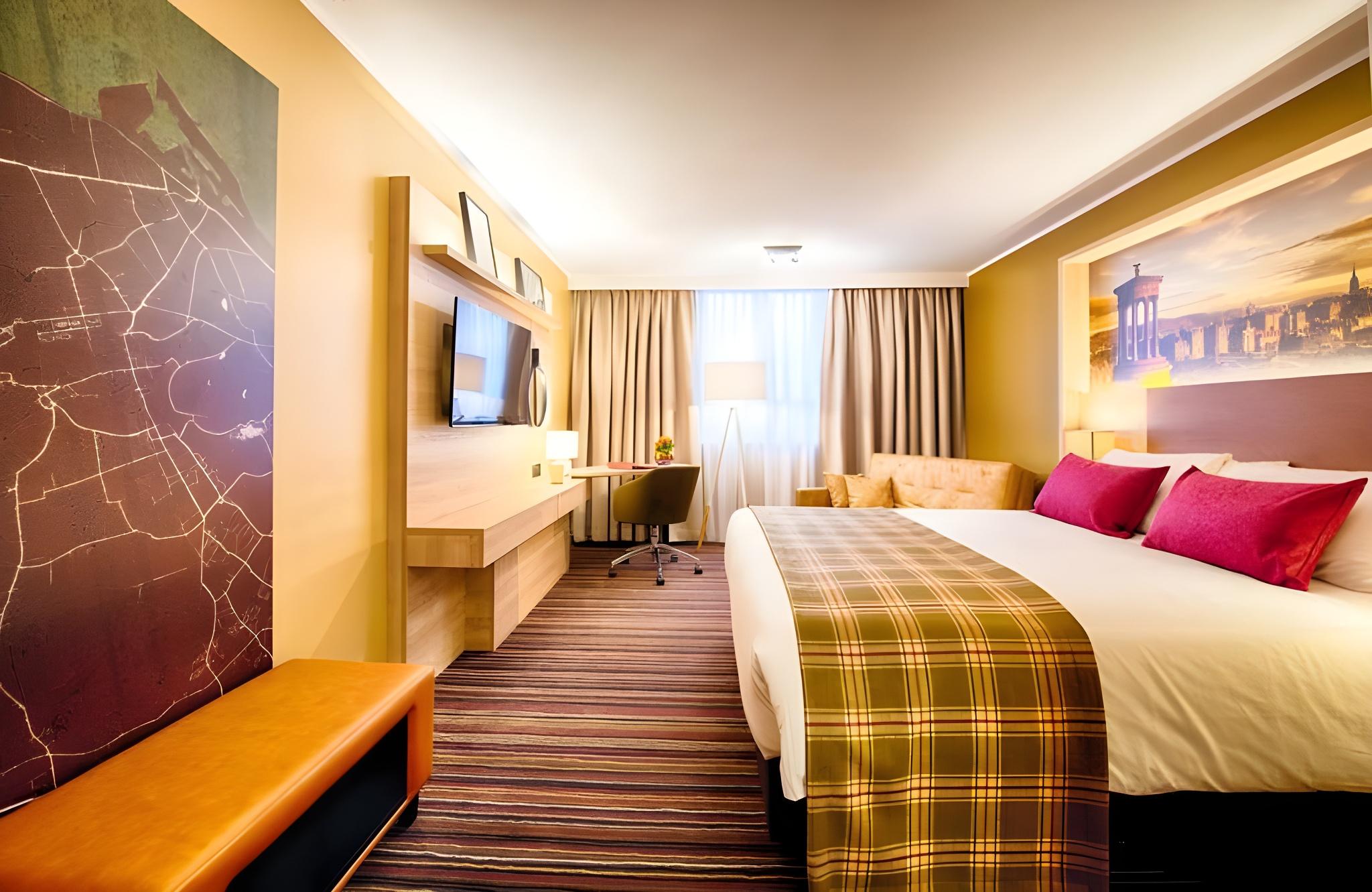 غرفة قياسية ثلاثية بثلاثة أسرّة، Leonardo Royal Hotel Edinburgh Haymarket 2/2