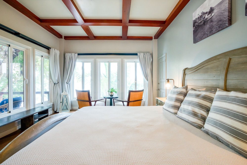 Hatchet Caye Resort 10/50